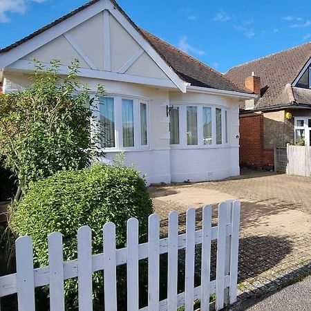 Cosy Bournemouth Bungalow Ferndown Exterior photo
