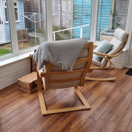 Cosy Bournemouth Bungalow Ferndown Exterior photo